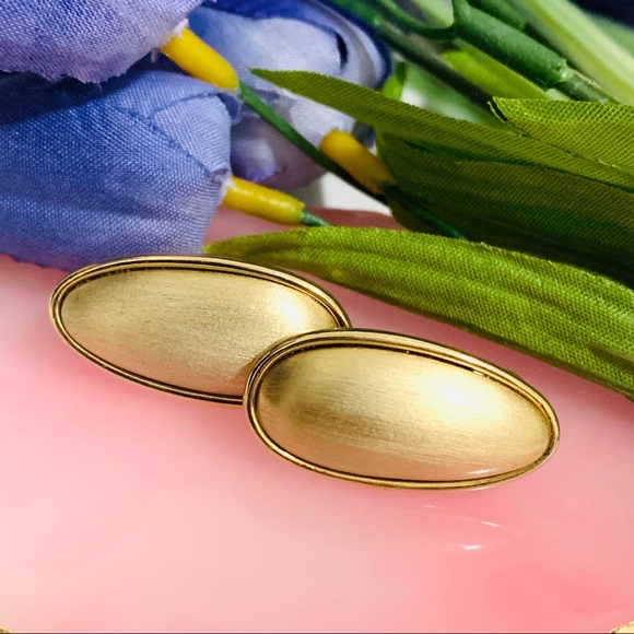 🌹Vintage Monet gold oval shape clip on earring - Picture 11 of 15